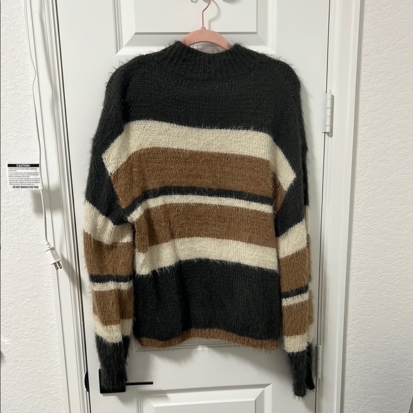 Eesome Gray Textured Knit Sweater - Picture 5 of 5